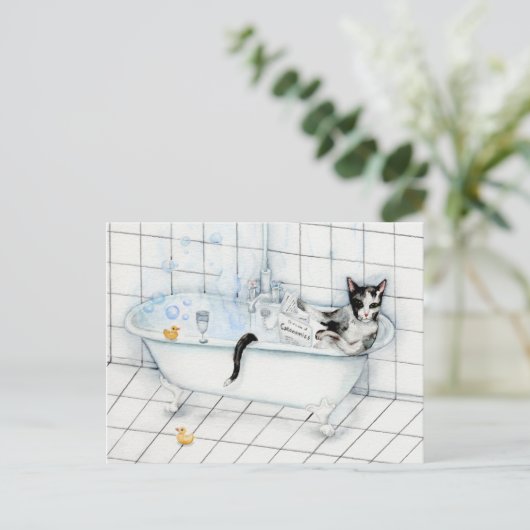 Carte Postale Journal de lecture de chat dans la baignoire (Debout devant)