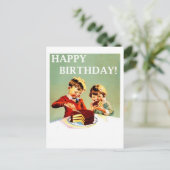Carte Postale Joyeux anniversaire, deux enfants mangent du gâtea (Debout devant)