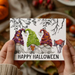 Carte Postale Joyeux Gnomes d'Halloween<br><div class="desc">Cette conception a été créée par art numérique. Elle peut être personnalisée en cliquant sur le bouton personnaliser et en modifiant la couleur, en ajoutant un nom, des initiales ou vos mots préférés. Contactez-moi à l'adresse colorflowcreations@gmail.com si vous souhaitez que ce design soit disponible sur un autre produit. Voir d'autres...</div>