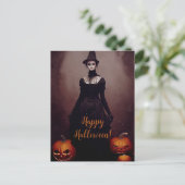 Carte Postale Joyeux Halloween avec une sorcière en robe gothiqu (Debout devant)