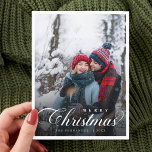Carte Postale Joyeux Noël Couple Photo Script moderne<br><div class="desc">La Carte Postale Joyeux Noël Couple Photo Modern Script présente magnifiquement la photo de votre couple préféré avec un script élégant et élégant qui ajoute une touche personnelle et sincère à vos salutations de vacances. Son design moderne et simple saisit parfaitement la joie de la saison, et il est entièrement...</div>