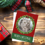 Carte Postale Joyeux Noël Wreath mignonne Custom Cat Photo Rouge<br><div class="desc">Belle carte postale de Noël personnalisée avec une couronne verte de jour férié avec un texte blanc arrière - plan rouge. Remplacez par la photo de votre chat au centre de la couronne ou ajoutez une photo de chaton pour vos amis et votre famille. Joyeux Noël est écrit en blanc....</div>