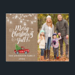 Carte Postale Joyeux Noël Y'all Lumières photo Burlap Camion<br><div class="desc">Joyeux Noël Y'all Burlap String Lights Mason Jars Holiday Family Photo Carte postale - Aquarelle Vintage Camion rouge avec sapin de Noël</div>
