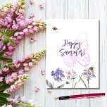 Carte Postale Joyeux papillon d'été violet fleur sauvage rose<br><div class="desc">Un arrière - plan blanc à l'avant. Décoré d'abeilles et de fleurs sauvages peints en violet et rose et d'un grand papillon. Texte : Bon Été ! Retour : arrière - plan violet.</div>