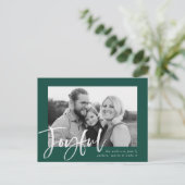 Carte Postale Joyeux Script moderne Green Holiday Photo (Debout devant)