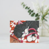 Carte Postale Joyeux Tuxedo Chat endormi sur une paire de tongs (Debout devant)