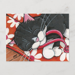 Carte Postale Joyeux Tuxedo Chat endormi sur une paire de tongs