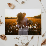 Carte Postale Juste marié Elégant mariage romantique photo<br><div class="desc">You decided to elope ? Tu sais quoi ? Share the news of your marriage with this lovely wedding photo card,  fully customizable font and colors.</div>