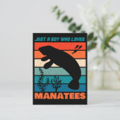 Carte Postale Juste Un Garçon Qui Aime Les Manates - Retro Anima (Debout devant)