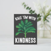 Carte Postale Kale Em Avec Kindness Green Légumes Vegan Pun (Debout devant)
