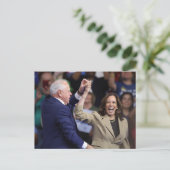 Carte Postale Kamala Harris et Tim Walz (Debout devant)
