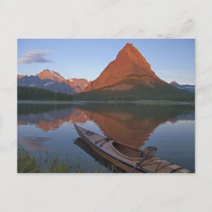 Carte Postale Kayak en bois sur le lac Swiftcurrent au lever du