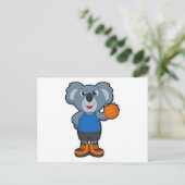 Carte Postale Koala en tant que joueur de basket-ball avec un ba (Debout devant)