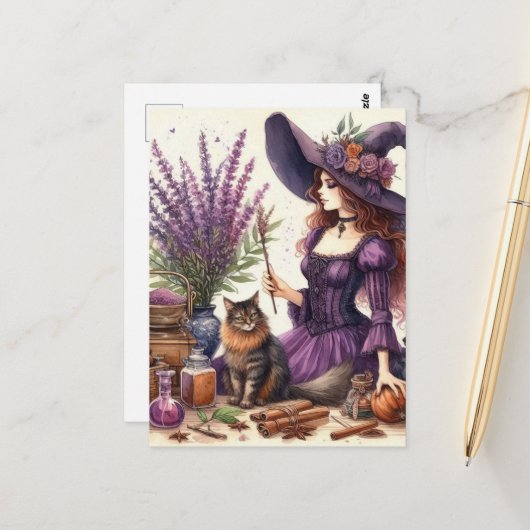 Carte Postale La belle sorcière en violet avec lavande de chat (Devant/Arrière en situation)