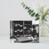 Carte Postale La boulangerie (Debout devant)