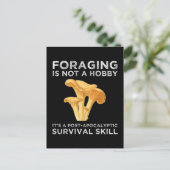 Carte Postale La cueillette n'est pas un hobby Champignon giroll (Debout devant)