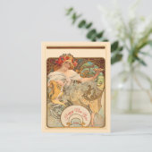 Carte Postale La dame aux coiffes (Debout devant)