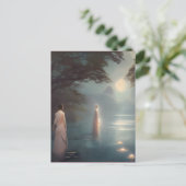 Carte Postale La Dame de l'Art numérique du lac (Debout devant)