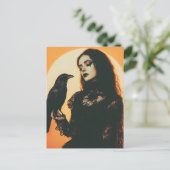 Carte Postale La Dame et son corbeau (Debout devant)