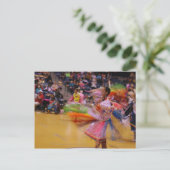 Carte Postale La danse de plume d'assemblée du tour des dames (Debout devant)