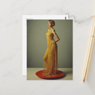 Carte Postale La femme en robe de spaghetti sur plat rouge