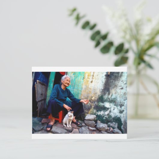 Carte Postale La femme et le chat (Debout devant)