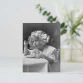 Carte Postale La fille à la crème glacée (Debout devant)