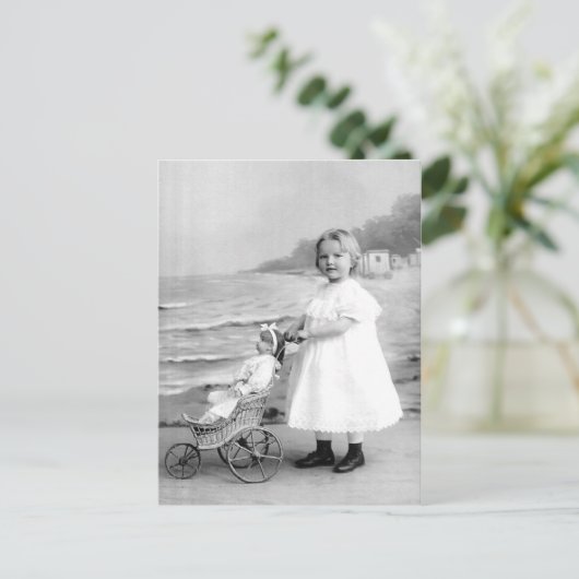 Carte Postale La fille du début des années 1900 avec sa poupée (Debout devant)