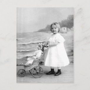 Carte Postale La fille du début des années 1900 avec sa poupée