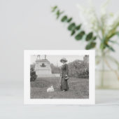 Carte Postale La folle dame lapin (Debout devant)