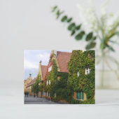 Carte Postale La Fuggerei, Augsbourg, Allemagne (Debout devant)