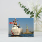 Carte Postale La Garde côtière et la statue de la liberté (Debout devant)