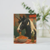 Carte Postale La licorne pie dans un diner mangeant des spaghett (Debout devant)