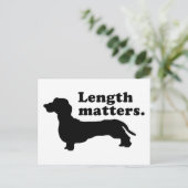 Carte Postale "La Longueur Compte." (Dachshund) (Debout devant)