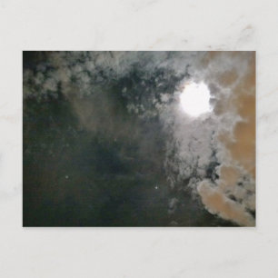 Carte Postale La Lune à travers le ciel nuageux