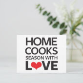 Carte Postale La maison fait cuire la saison avec amour (Debout devant)