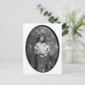 Carte Postale La mendiante / Alice Liddell ~ 1859 (Debout devant)