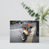 Carte Postale La moto orange (Debout devant)
