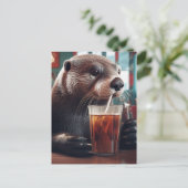 Carte Postale La Otter boit un thé glacé dans un café (Debout devant)