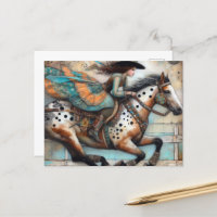 La petite fille sur un cheval Appaloosa