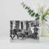 Carte Postale La police saisit Bootleg Liquor, 1923 (Debout devant)