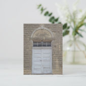 Carte Postale La porte de l'école (Debout devant)