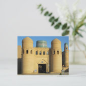 Carte postale La Porte Ouest de Khiva, Ouzbékistan (Debout devant)