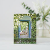 Carte Postale La porte secrète du jardin (Debout devant)