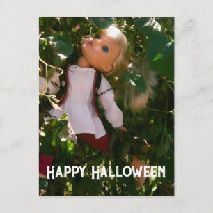 Carte Postale La poupée cassée d'Halloween dans le jardin