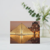 Carte Postale La pyramide de Louvre dans la cour du Louvre (Debout devant)