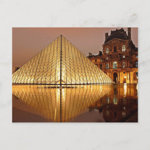 Carte Postale La pyramide de Louvre dans la cour du Louvre
