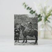 Carte Postale La reine Victoria à cheval à Balmoral, 1863 (Debout devant)