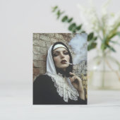 Carte Postale La Religieuse Fumant (Debout devant)