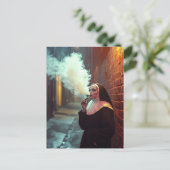 Carte Postale La religieuse fumeuse (Debout devant)